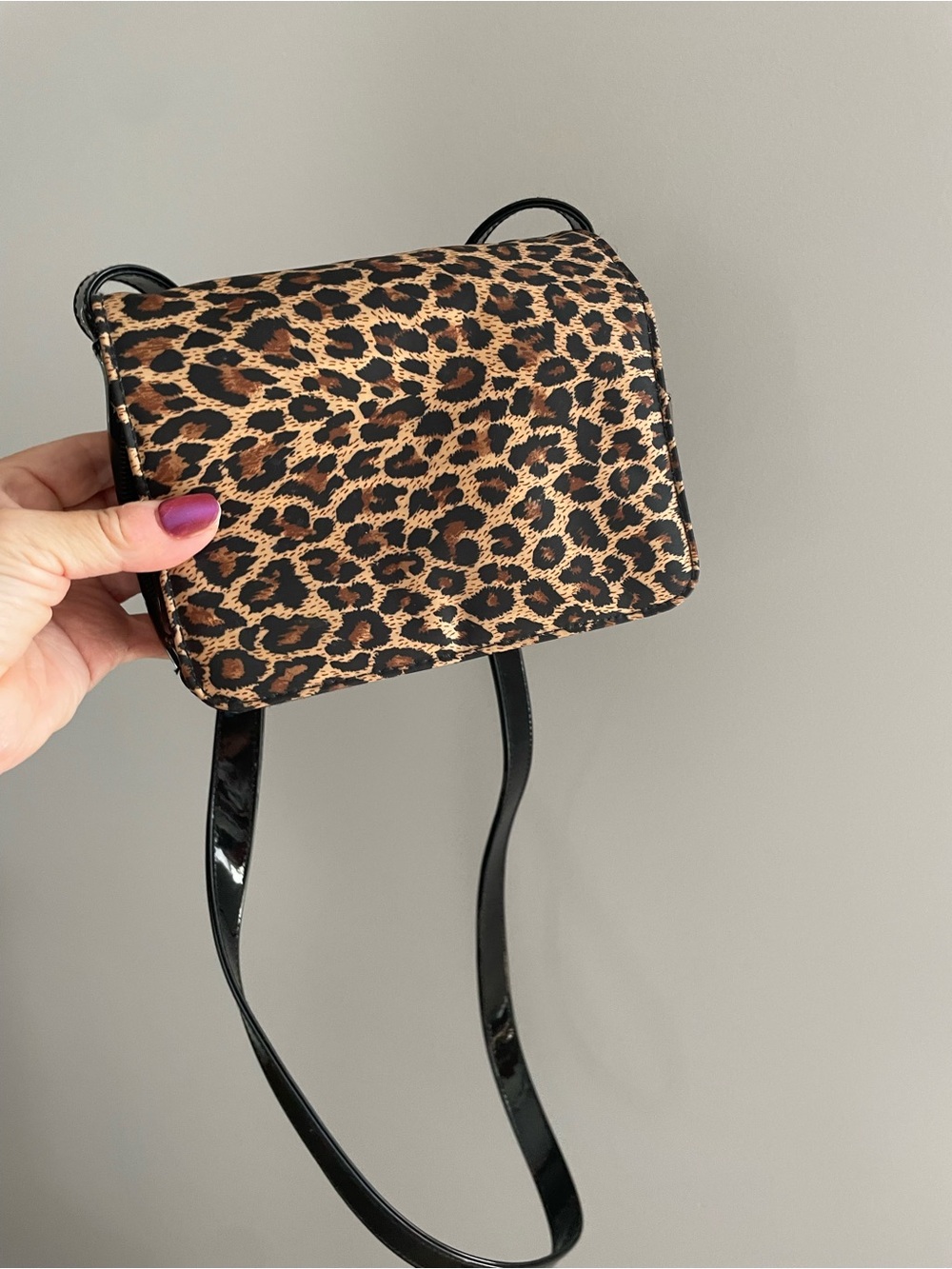 Mondani NY small animal print purse w black patent leather trim & strap.